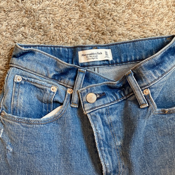 Abercrombie & Fitch The 90’s Straight Ultra High Rise Jeans 24 - Picture 9 of 14